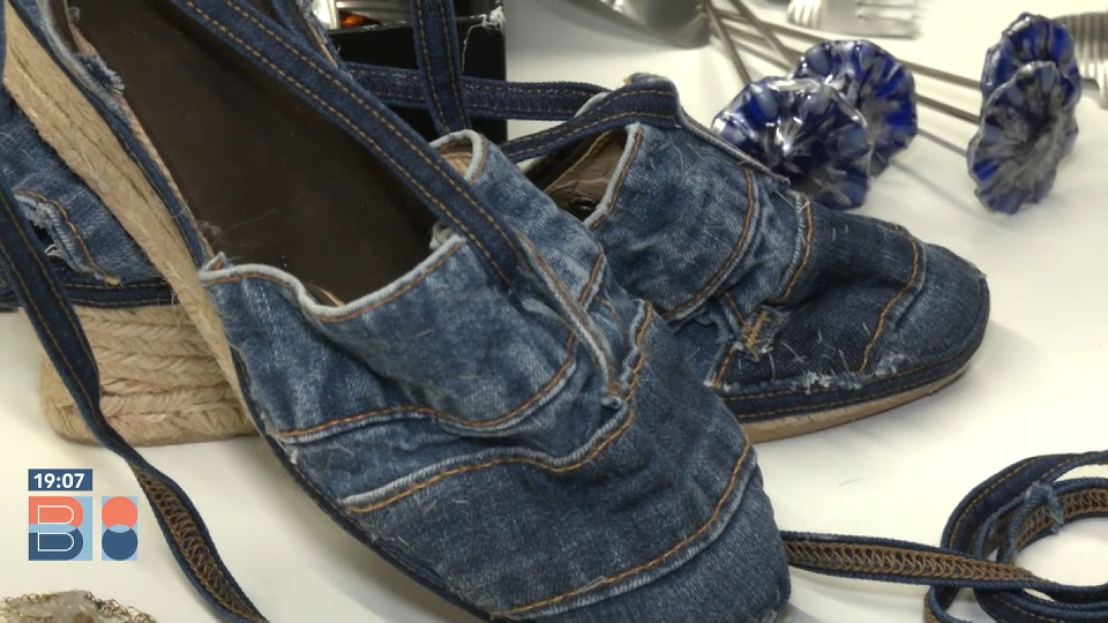 Sabates de valenciana elaborades amb teles vaqueres reciclades