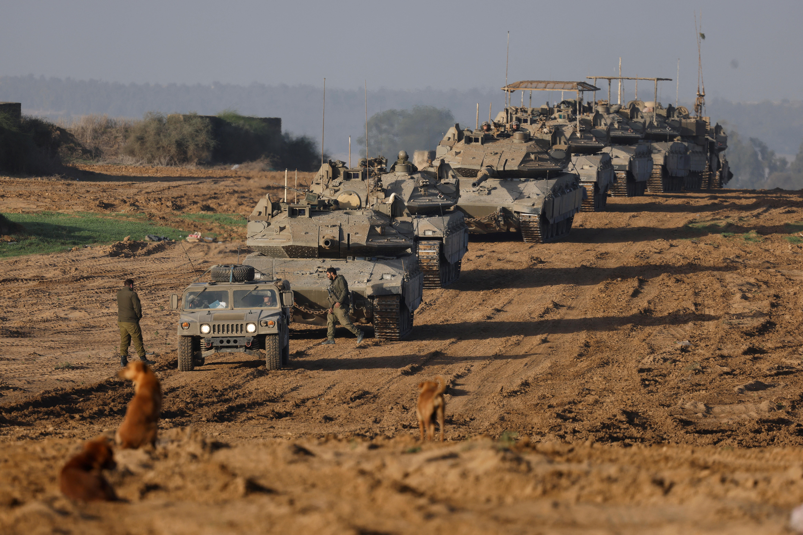 Tancs israelians parats en un punt de la frontera de la Franja de Gaza