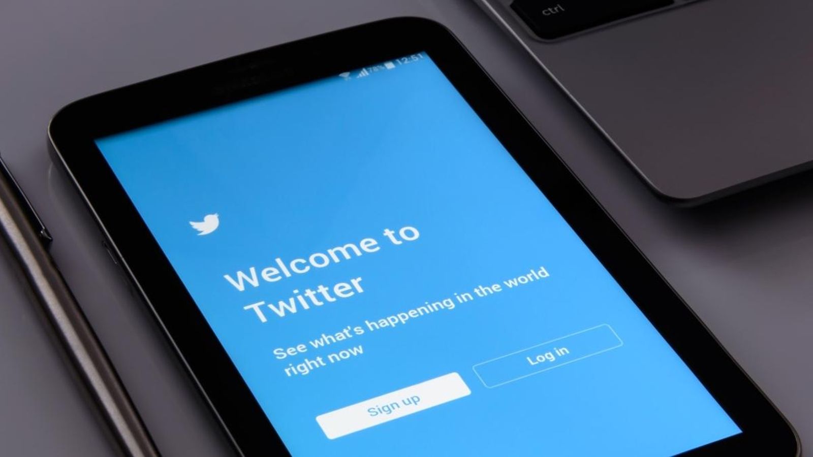 Pantalla de benvinguda a l'app de Twitter en una tableta amb sistema Android