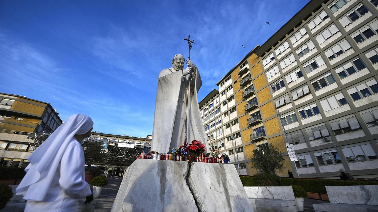 Escultura del papa Francesc a les portes de l'hospital Gemelli, on està ingressat Papa Francesc