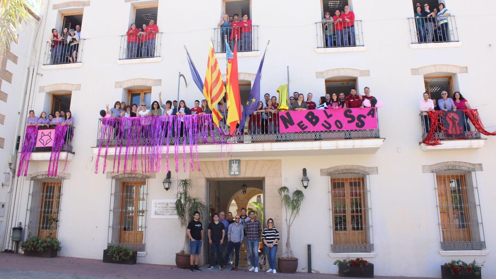 La façana de l'Ajuntament d'Ondara decorat amb motius de Nebulossa i Eurovisió