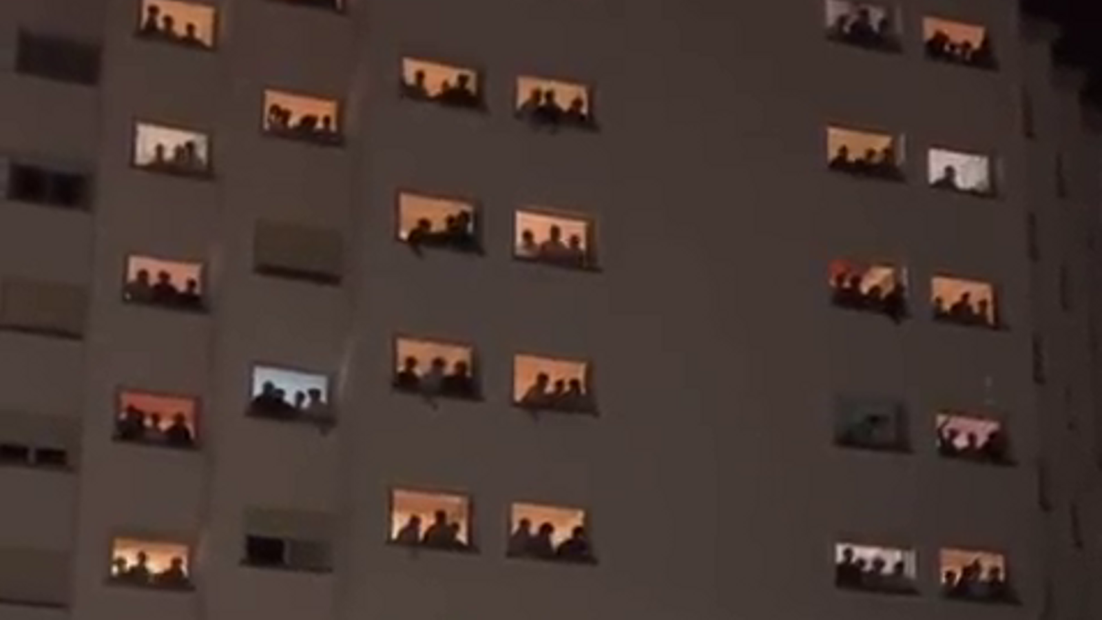 Un moment en què els residents de l'Elías Ahuja bramen càntics masclistes contra les veïnes per la finestra Un moment en què els residents de l'Elías Ahuja llancen càntics masclistes contra les veïnes per la finestra