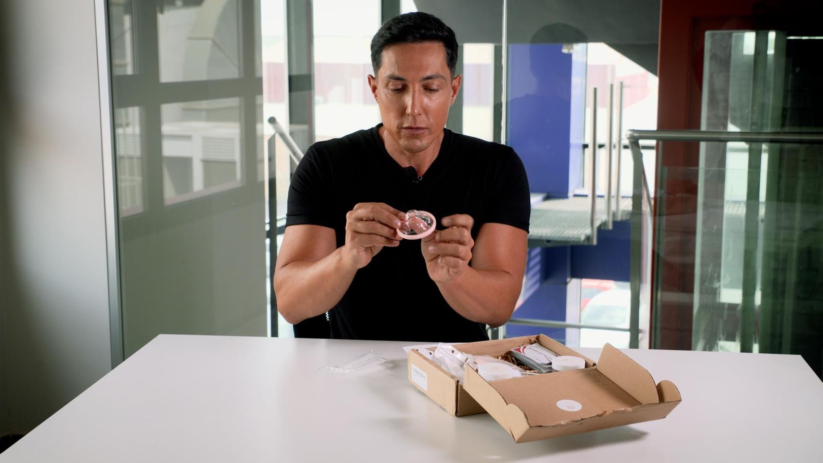 Bérnar Giménez mostra qué es un kit d'inseminació casera en 'Zoom'