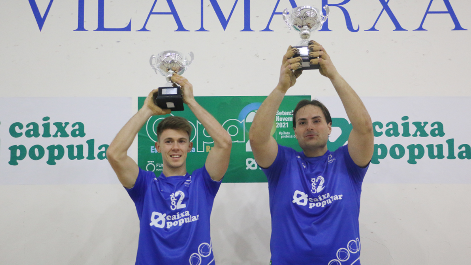 Julio Palau i Guillermo, amb el trofeu de campions