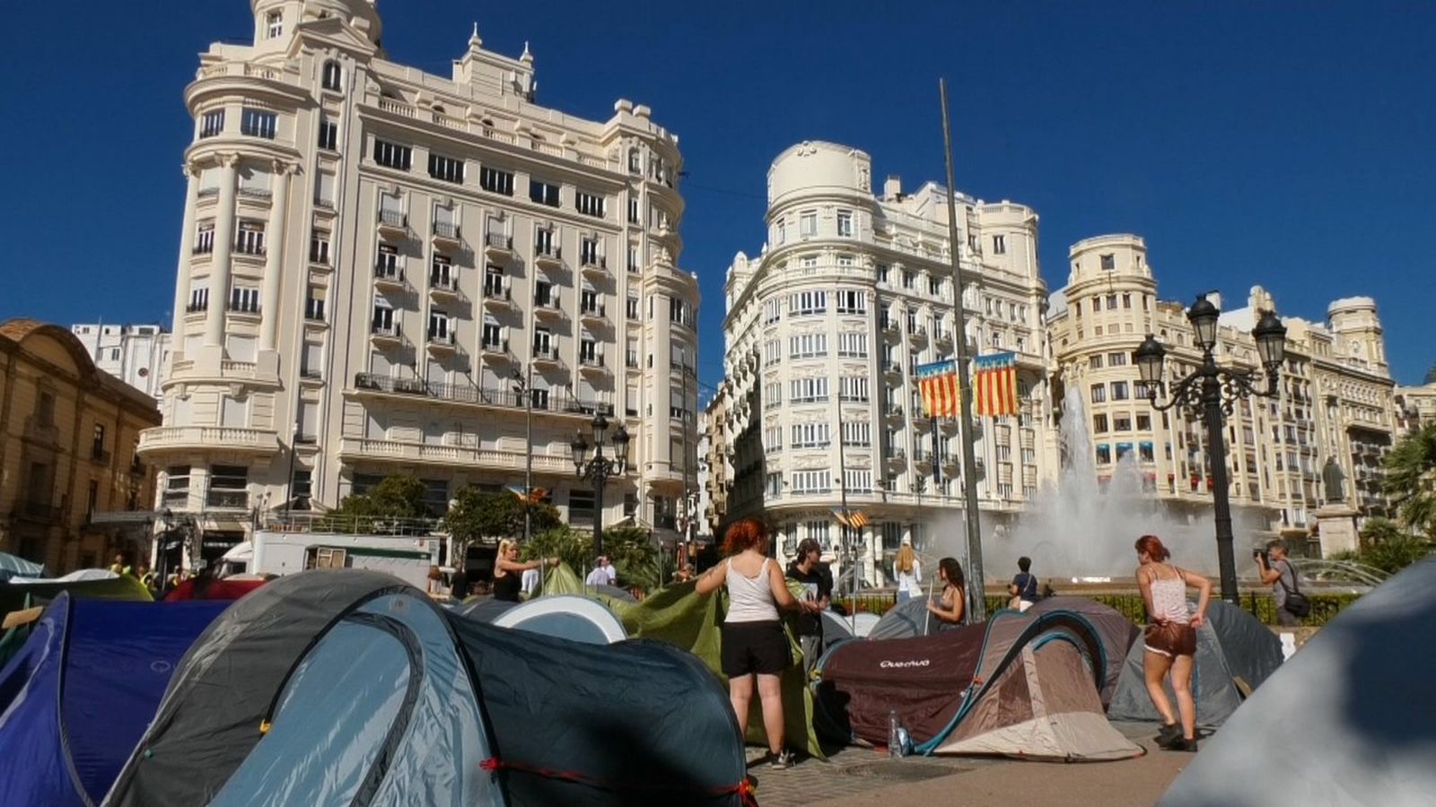 Imatge de l'acampada pel dret a la vivenda a la plaça de l'Ajuntament de València