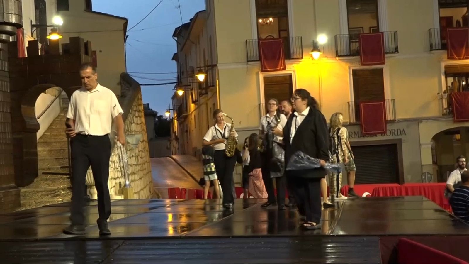 Músics a Ontinyent després de la cancel·lació de l'Entrada de Bandes