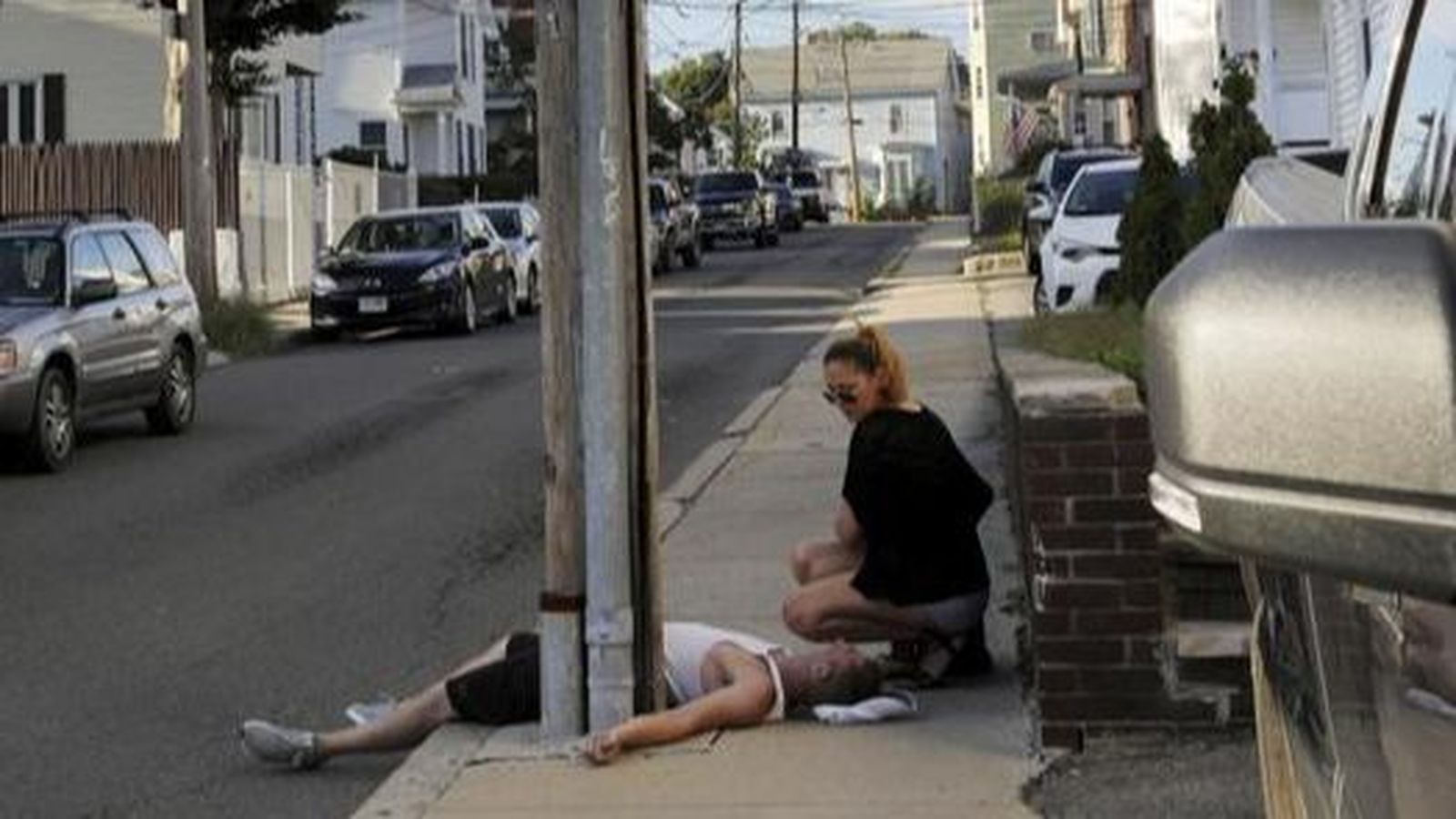 Un home en el sòl després d'una sobredosi a Boston, els Estats Units