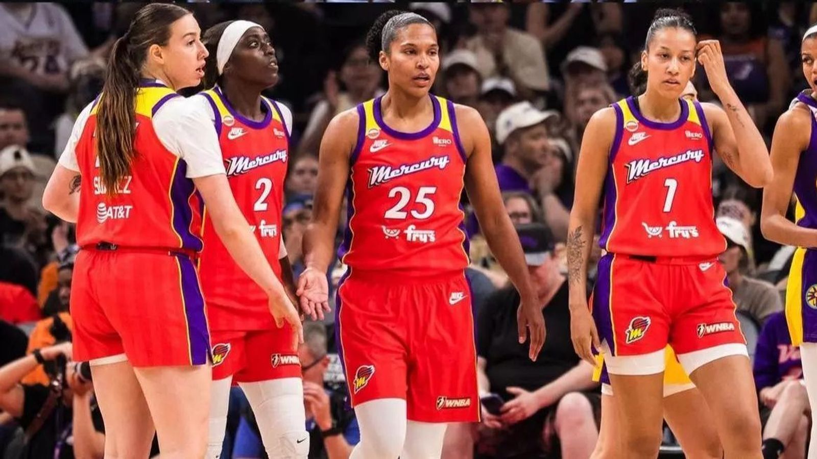 Marta Suárez, en un partit dels Phoenix Mercury