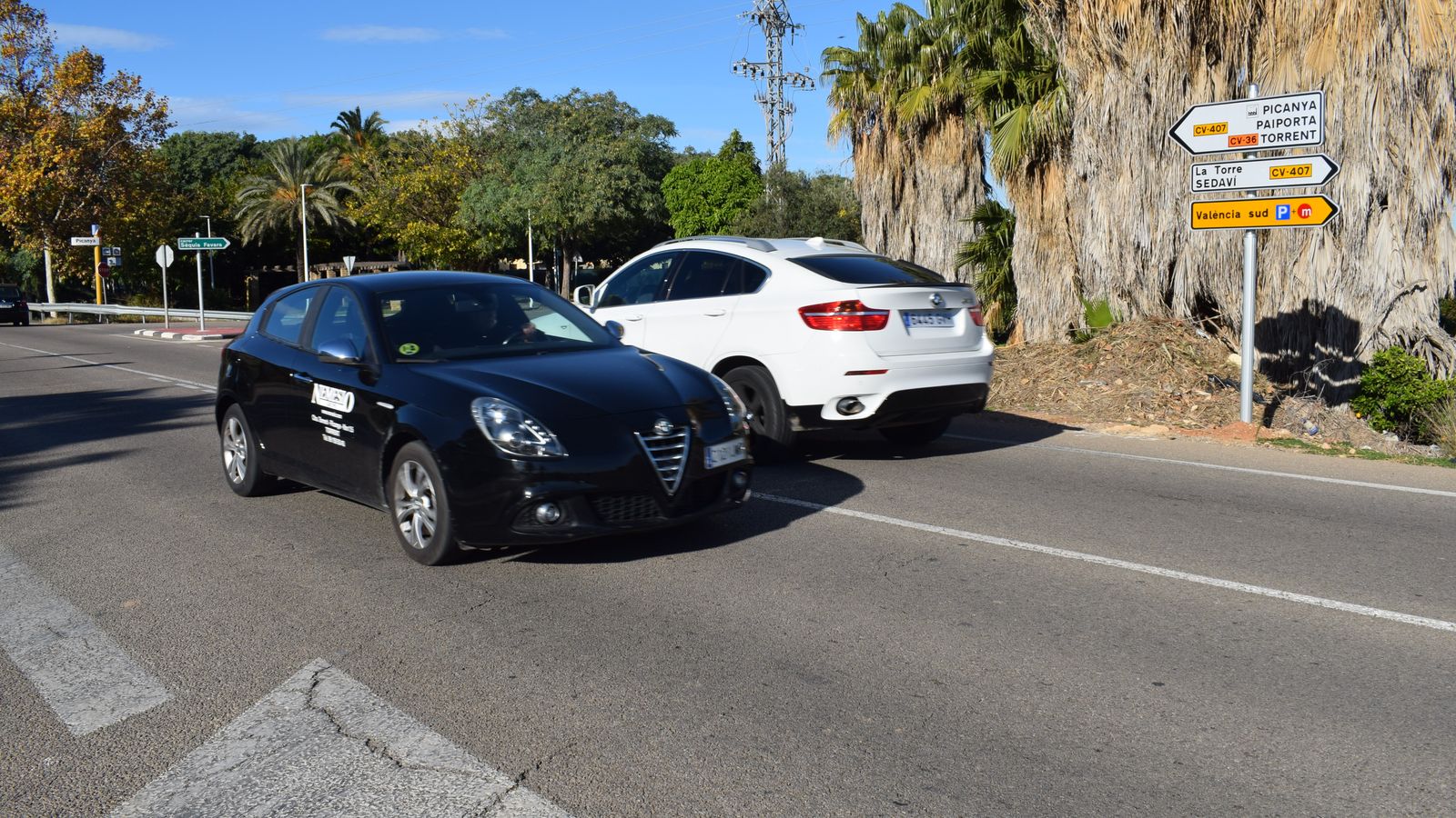 Cotxes circulant per una carretera cap a Paiporta (arxiu)
