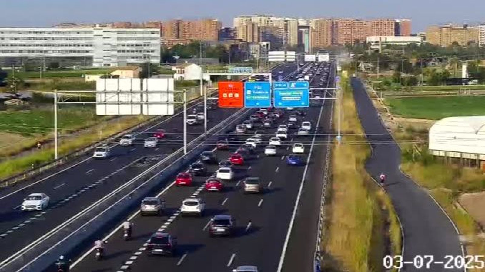 Aspecte que presentava l'entrada a València des de la V-21 a primera hora d'este dijous, amb retencions significatives