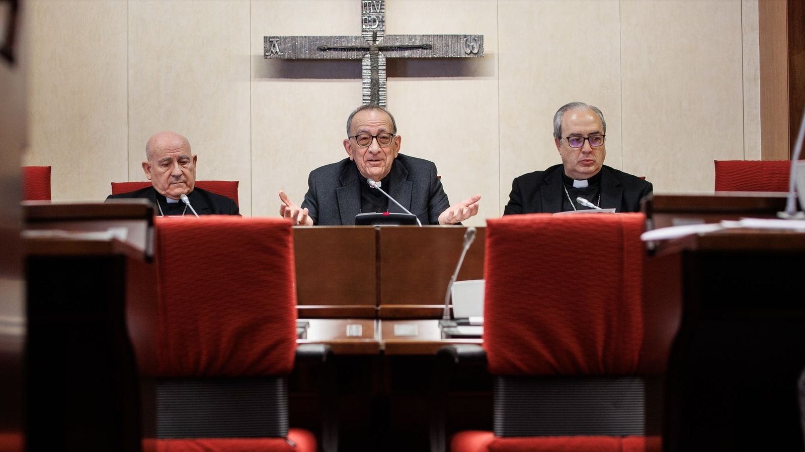 El president de la CEE, Juan José Omella (centre), junt amb el secretari general, Francisco César García Magán (dreta) i el bisbe Vicente Jiménez (esquerra)