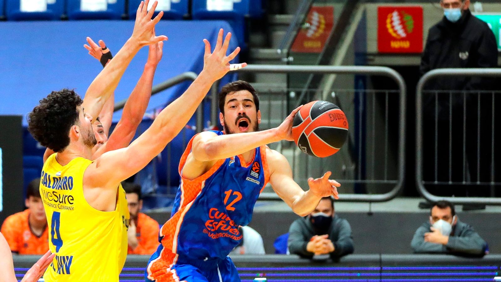 L'aler del València Basket, Nicola Kalinic, davant del jugador del Maccabi Angelo Caloiaro