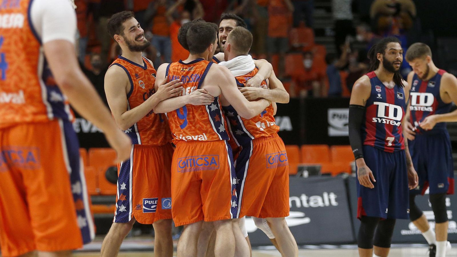 Els jugadors taronja celebren la victòria contra Baskonia a Fonteta