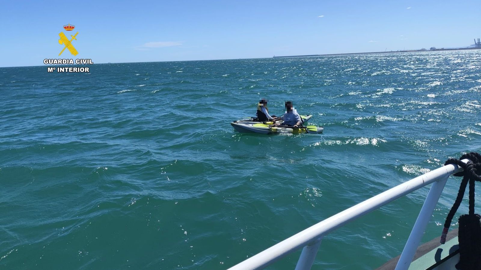 Les dos persones que navegaven amb caiacs