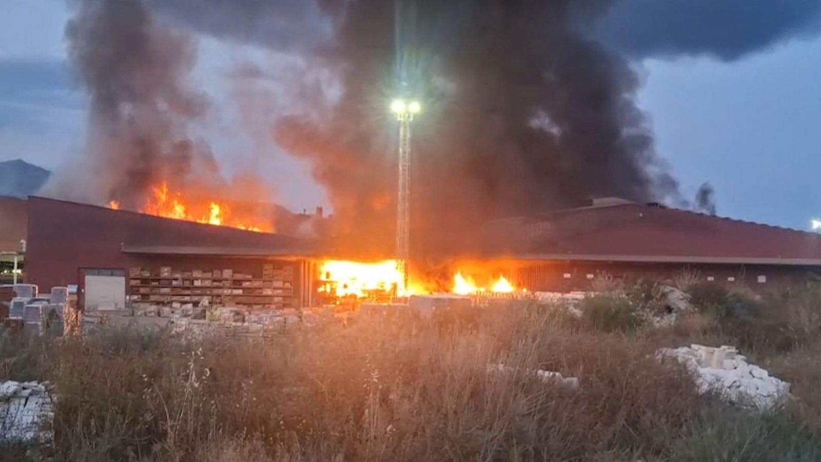 Incendi declarat en una fàbrica de teules a Agost
