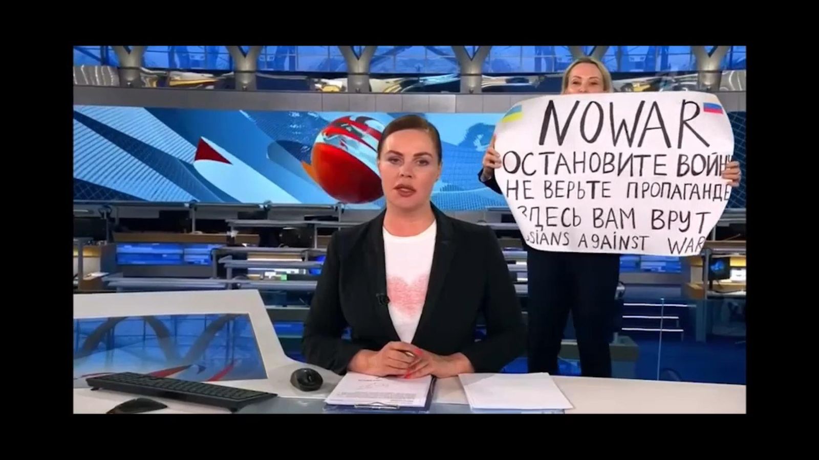 Marina Ovsiannikova en l'emissió del principal informatiu rus amb una pancarta contra la guerra