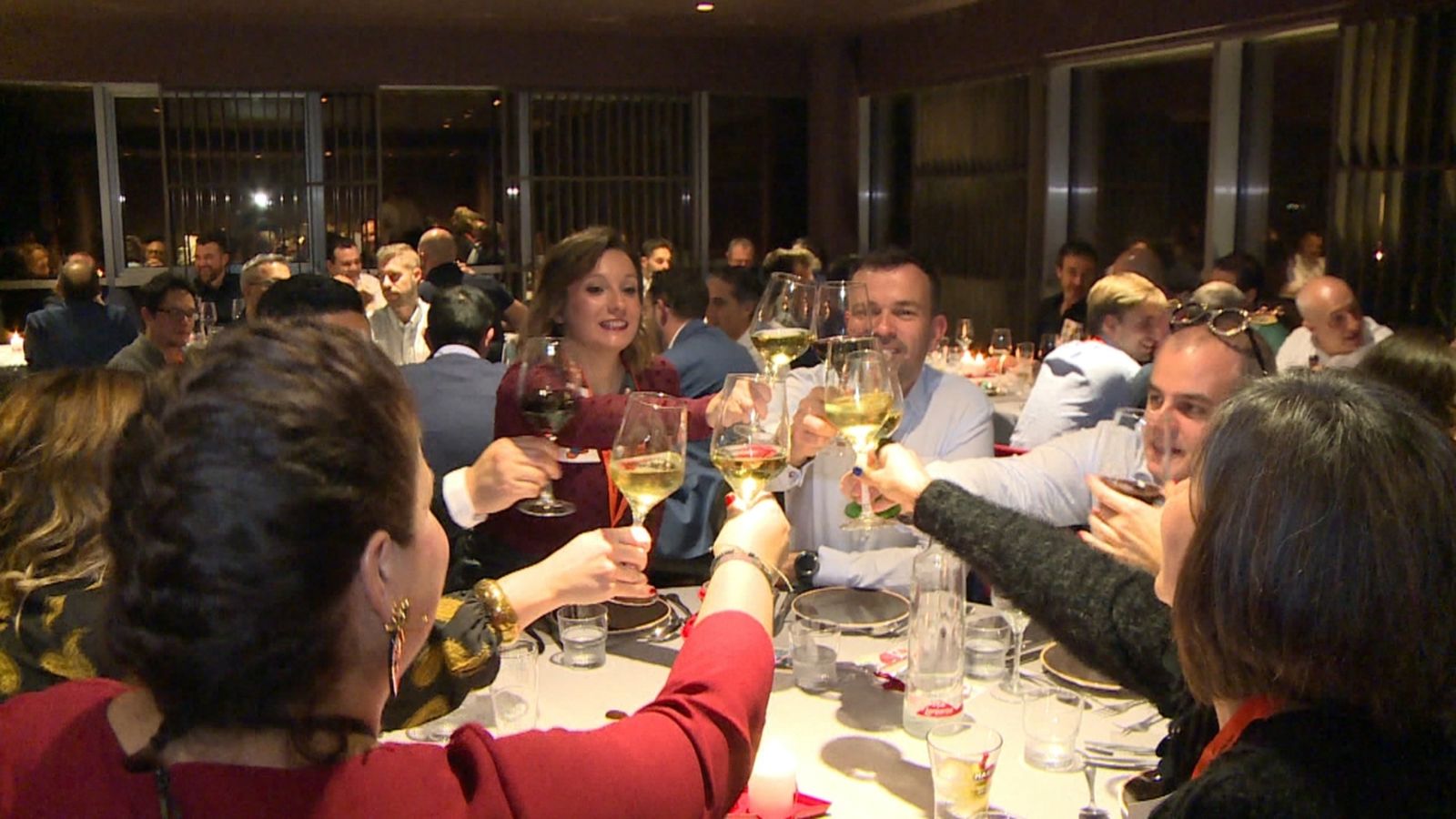 Un grup de persones celebra un sopar en un restaurant