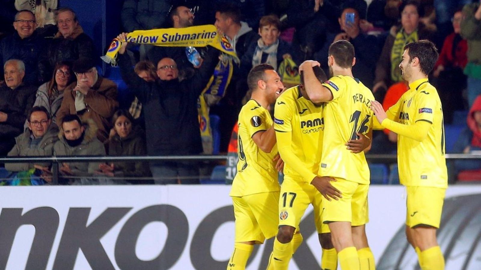 Els jugadors del Villarreal celebren el pas a huitens de final de l'Europa League