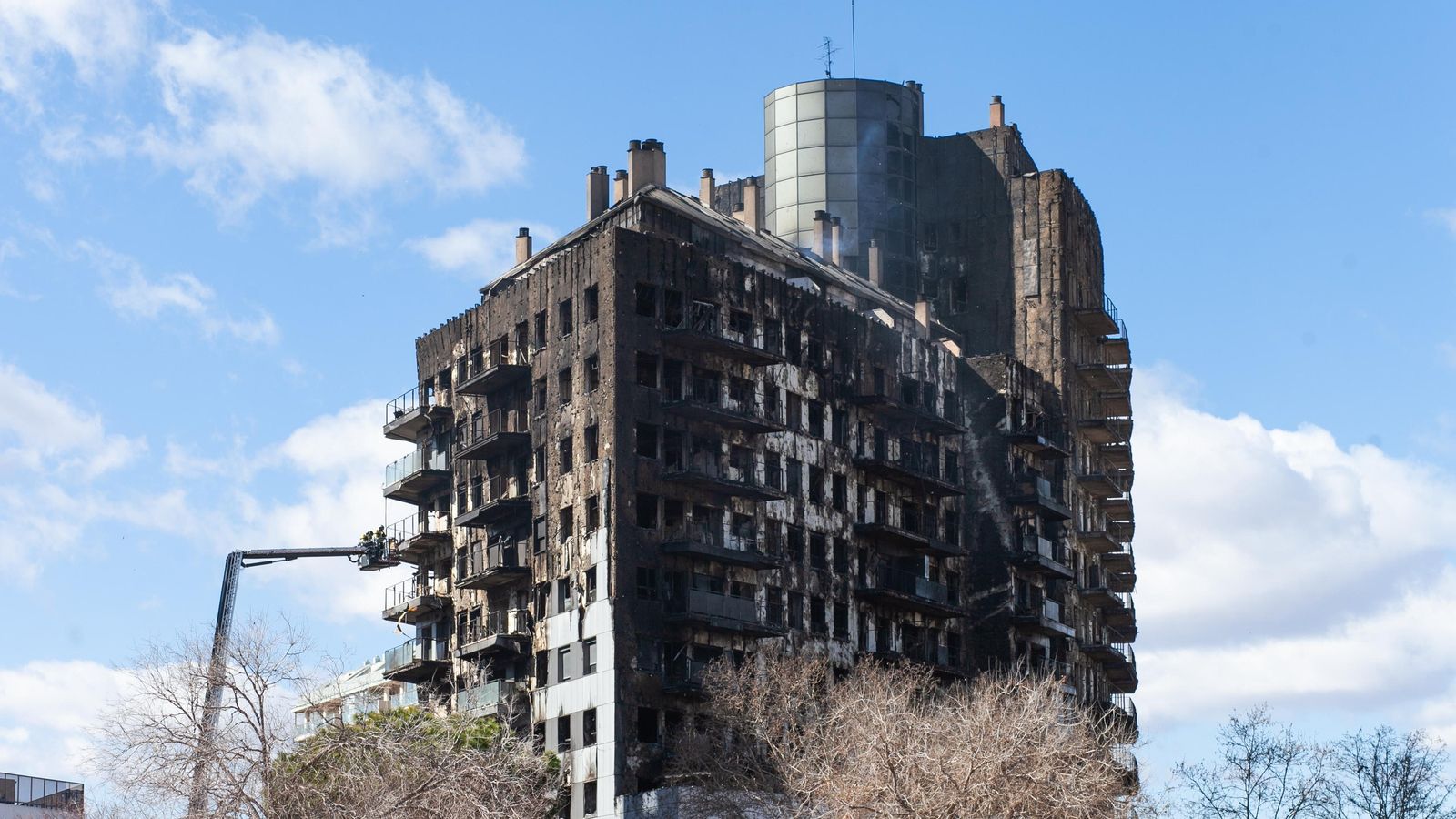La façana del residencial de Campanar, totalment cremada