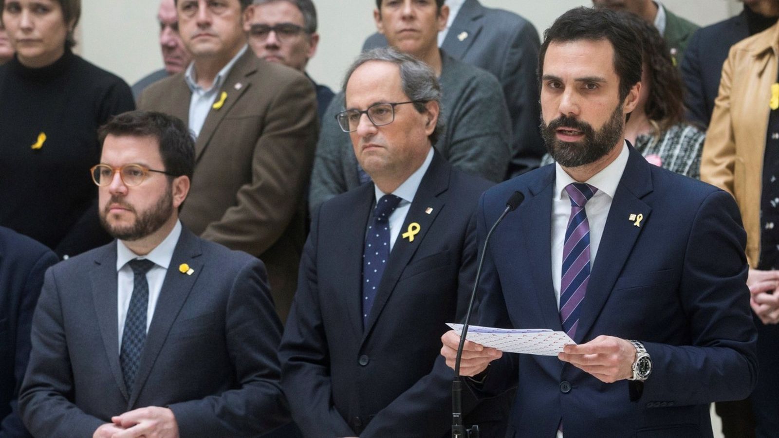 El president del parlament català (dreta) llig la declaració institucional acompanyat pel president de la Generalitat