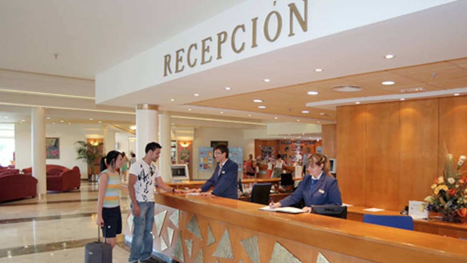 Treballadors a la recepción d'un hotel a Benidorm