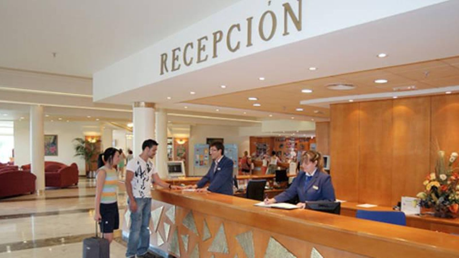 Treballadors a la recepción d'un hotel a Benidorm