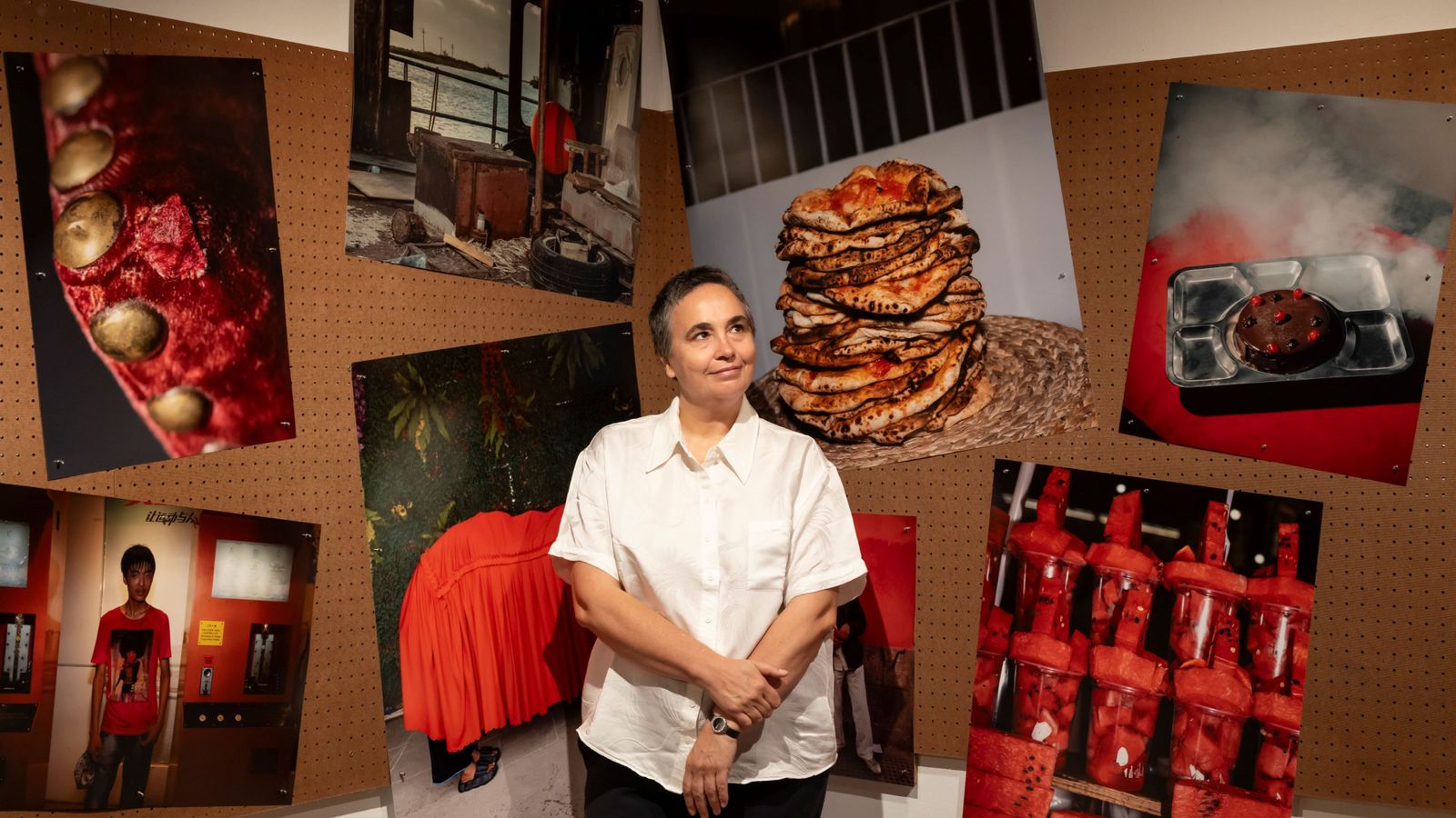 Cristina de Middel davant algunes de les imatges que intengren l'exposició 'Apoteosis Now'