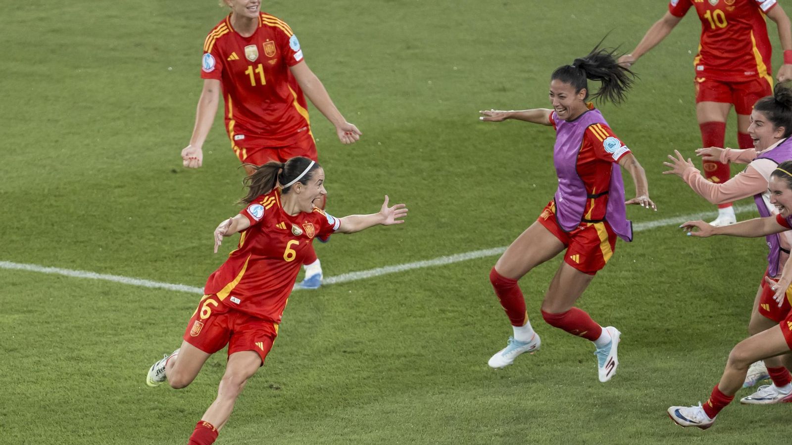 Aitana Bonmatí celebra el gol de la victòria a la semifinal contra Alemanya