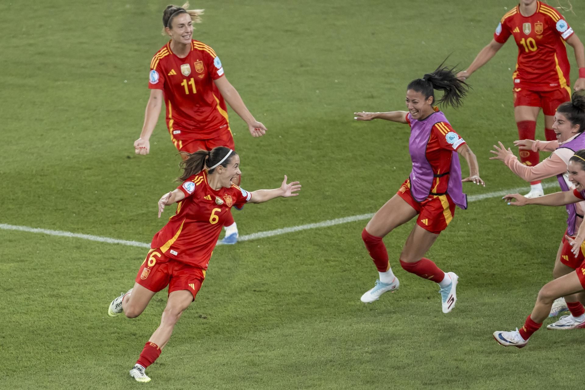 Aitana Bonmatí celebra el gol de la victòria a la semifinal contra Alemanya