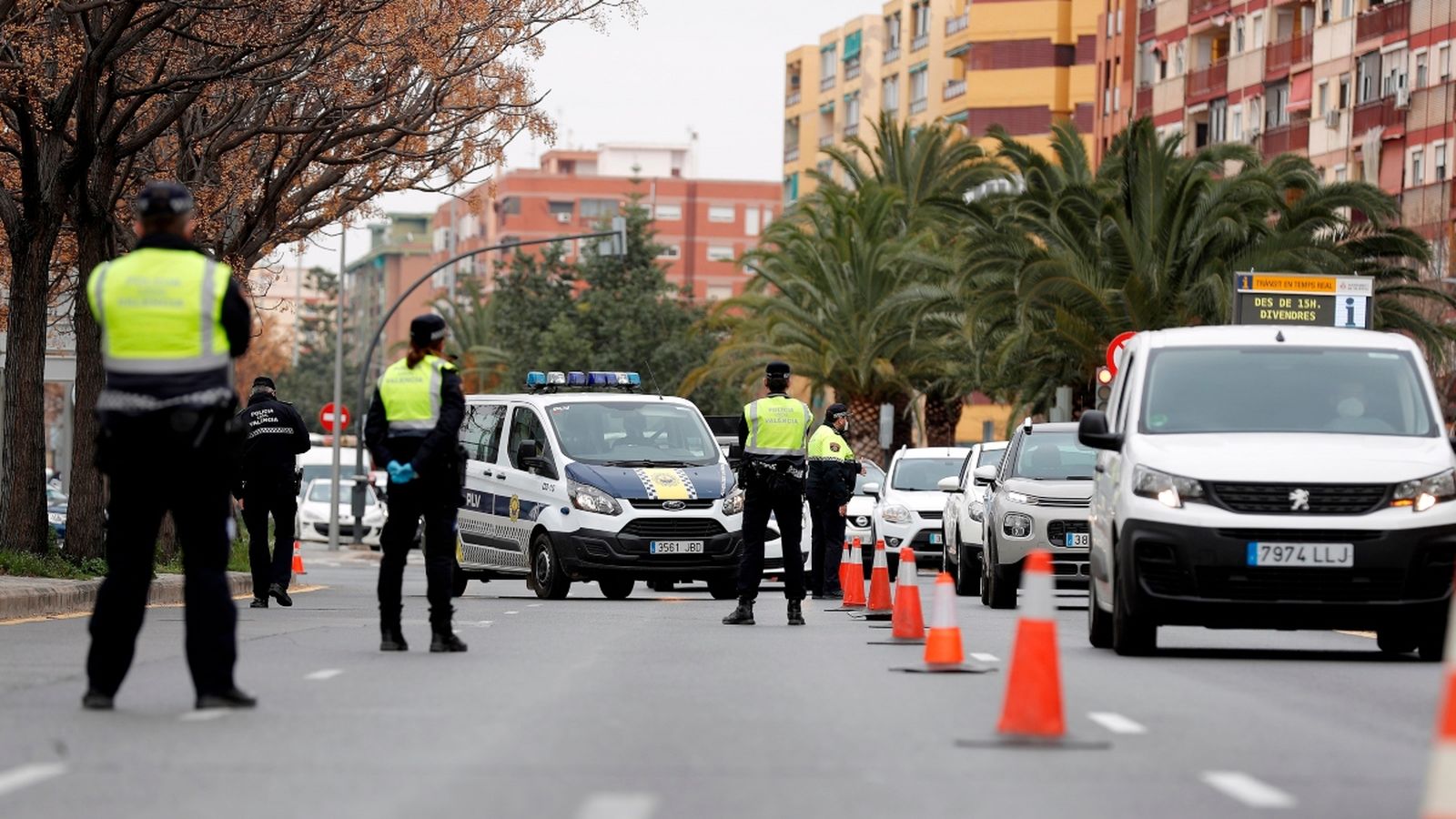 Agents de la Policia Local de València realitzen un control en l'eixida cap a Madrid divendres passat