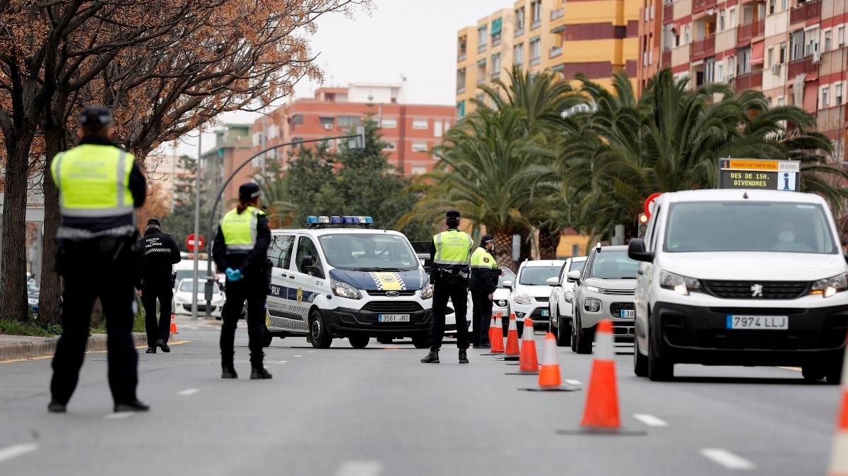 Agents de la Policia Local de València realitzen un control en l'eixida cap a Madrid divendres passat Agents de la Policia Local de València realitzen un control en l'eixida cap a Madrid divendres passat