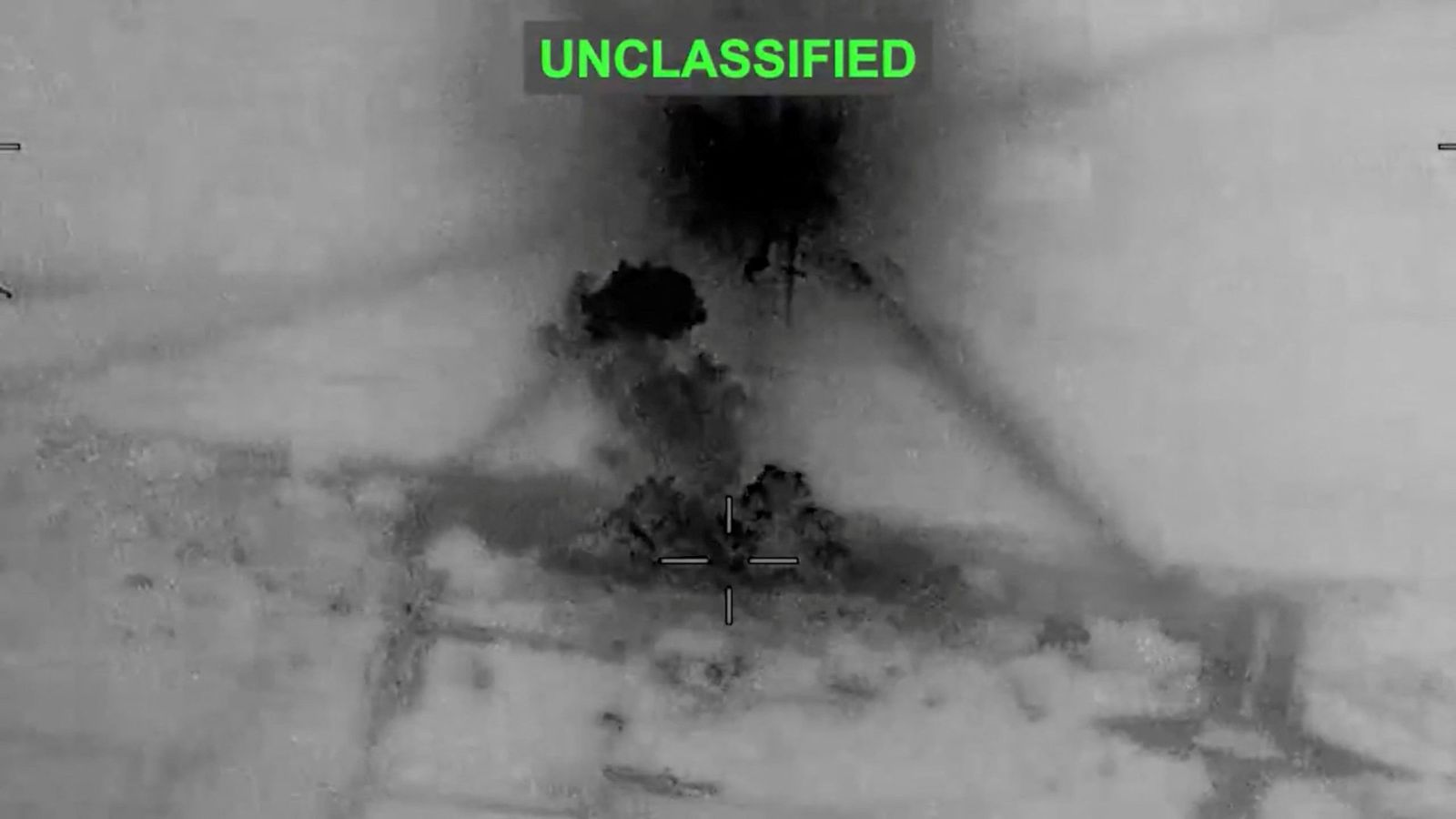 Una columna de fum s'alça després dels bombardejos dels Estats Units contra l'Iran, en resposta a un atac iranià amb drons contra un vaixell mercant a l'estret d'Ormuz, segons el Centcom.