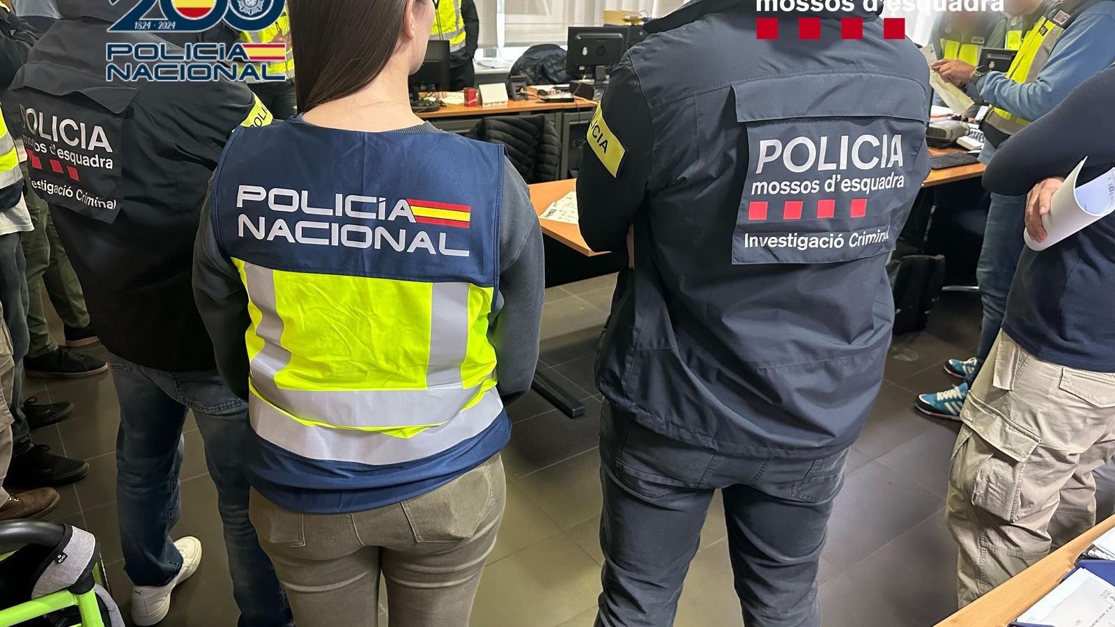 Agents de la Policia Nacional i dels Mossos d'Esquadra, durant l'operatiu