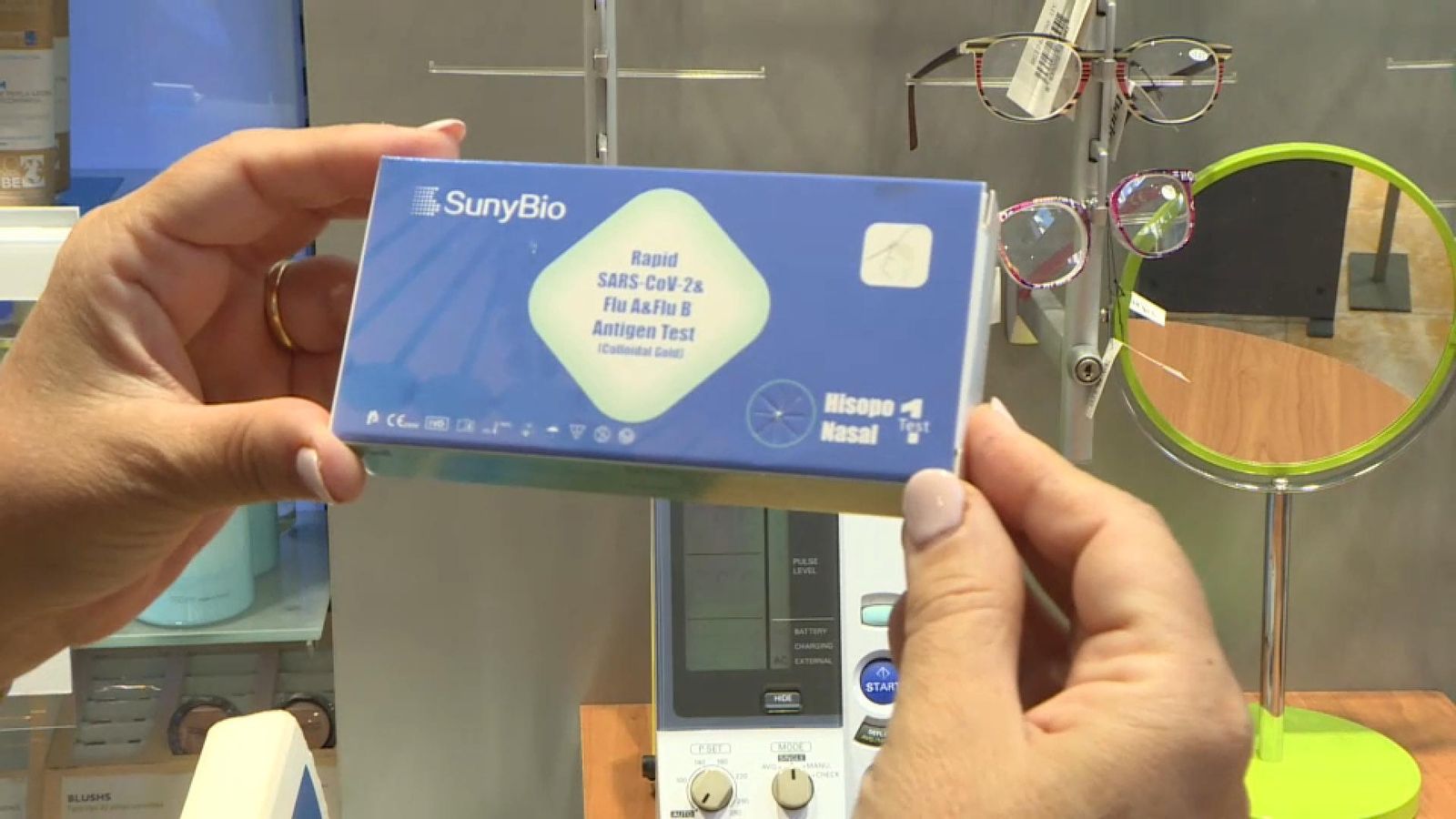 En imatge, un autotests grip-covid a la venda al públic a una farmàrcia valenciana