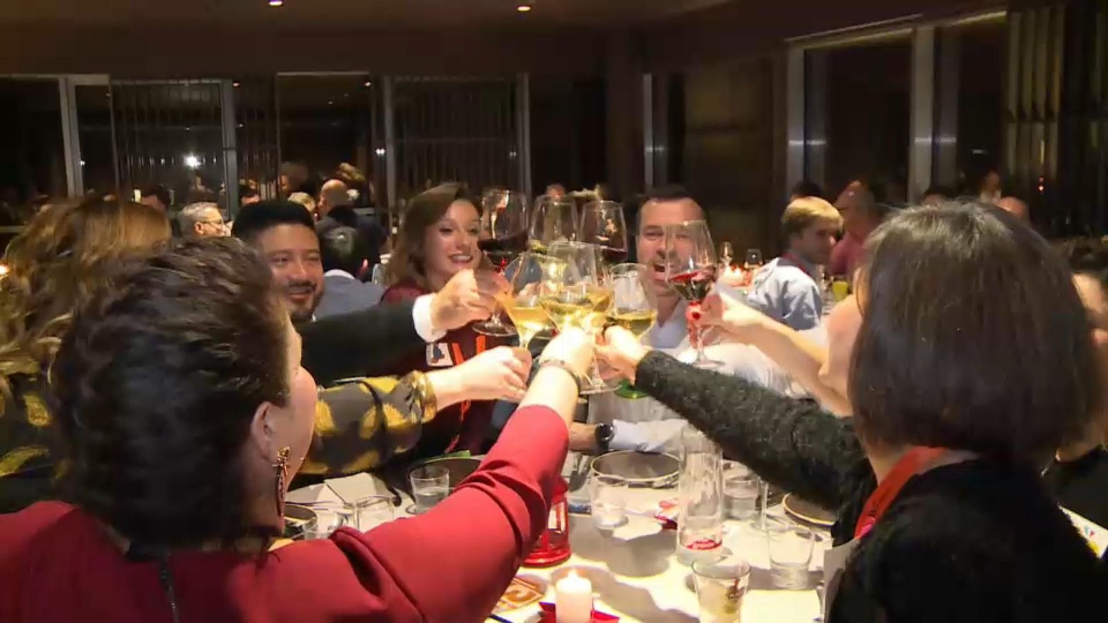 Diverses persones durant un sopar de les festes nadalenques en una imatge d'arxiu Un grup de persones sopant en un restaurant, imatge d'arxiu
