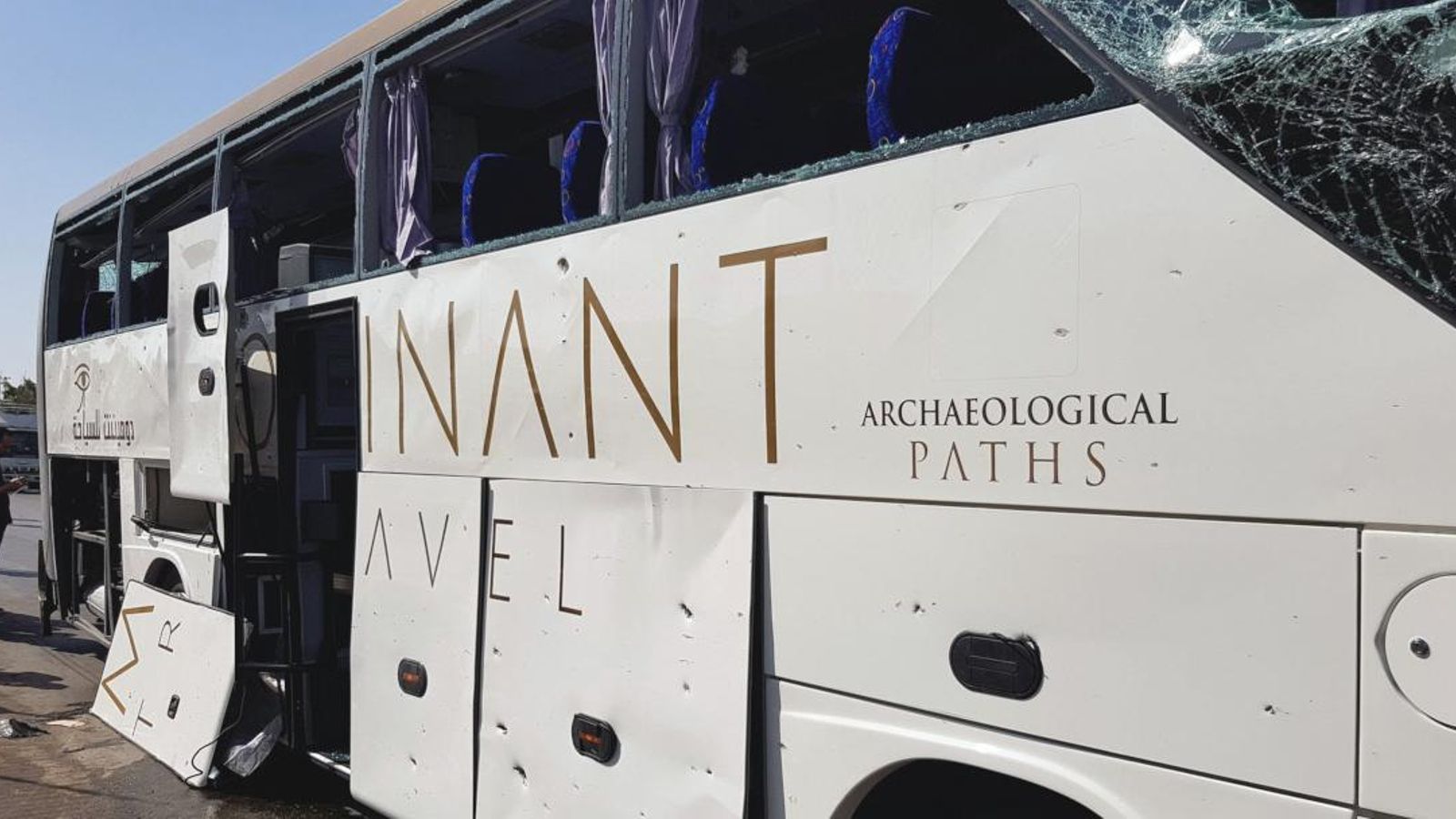 Almenys 12 persones ferides en un atemptat contra un autobús turístic al Caire