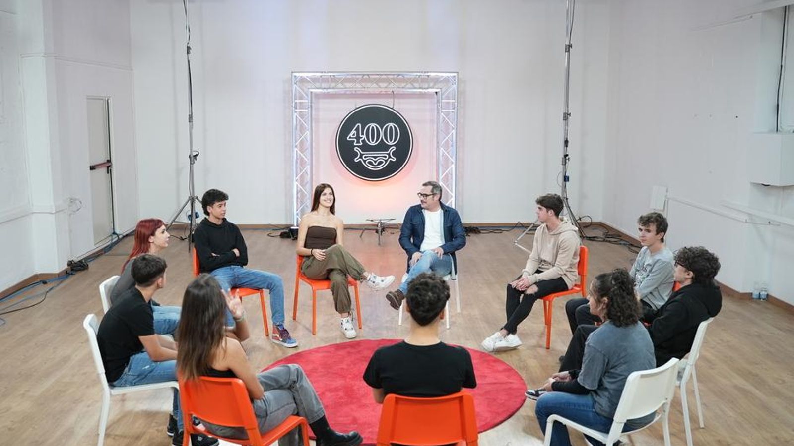 En acabar el primer capítol de Generació porno, a les 23 hores, À Punt emetrà un debat del programa 400 dirigit i presentat per Pere Aznar.
