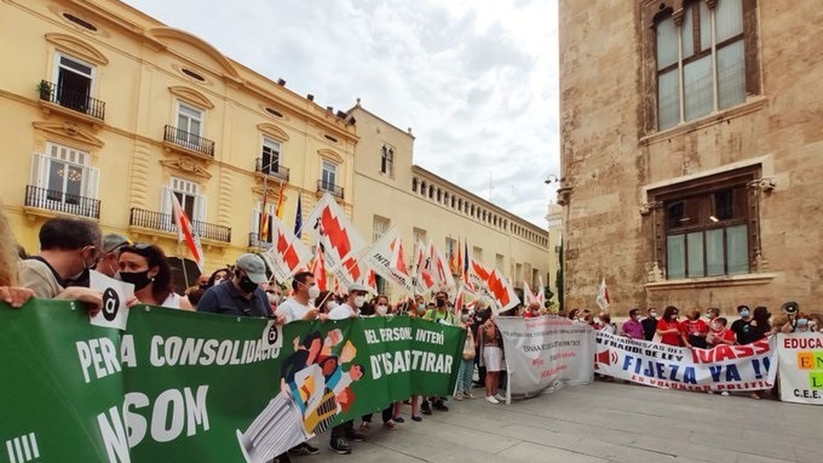 Interins, protesten per l'elevada precarietat davant el Palau de la Generalitat, en una imatge d'arxiu