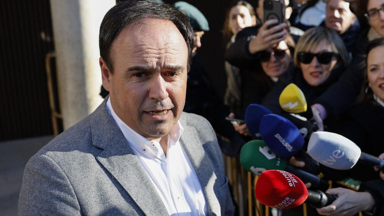 Juanfran Pérez Llorca a l'eixida de la Ciutat de la Justícia després de declarar