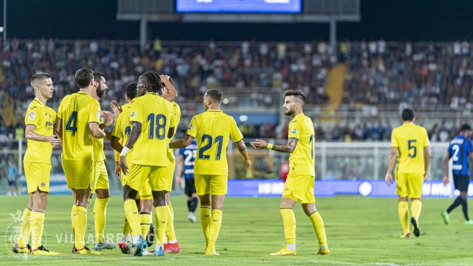 Els jugadors groguets celebren un dels gols