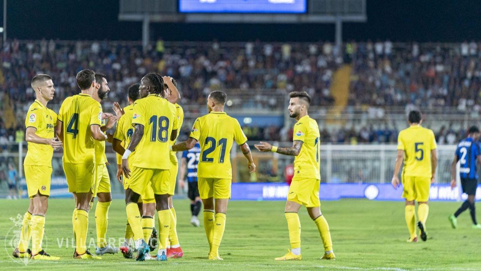 Els jugadors groguets celebren un dels gols