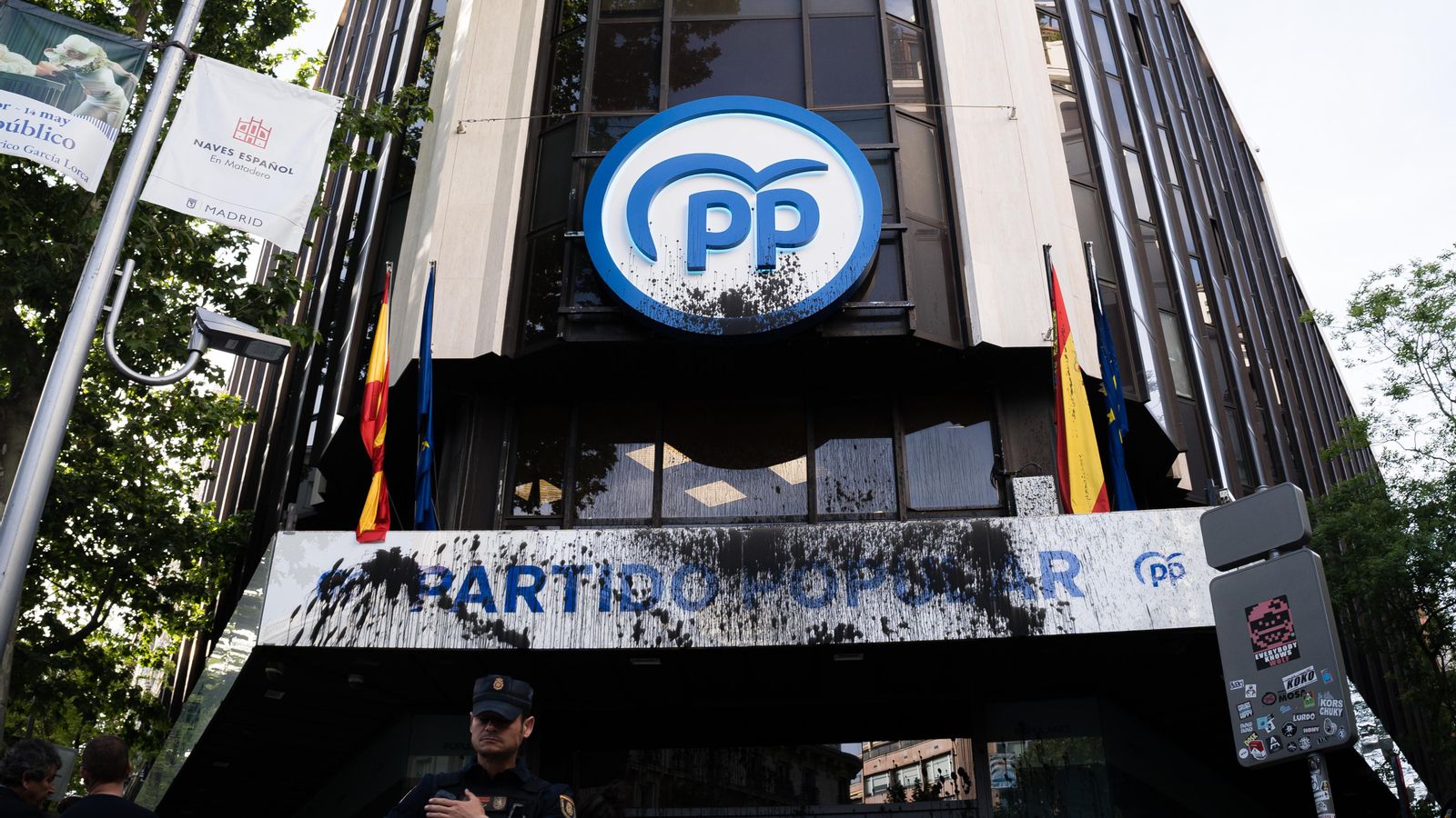 Agents de la Policia Nacional, davant de la façana de la seu del PP a Madrid