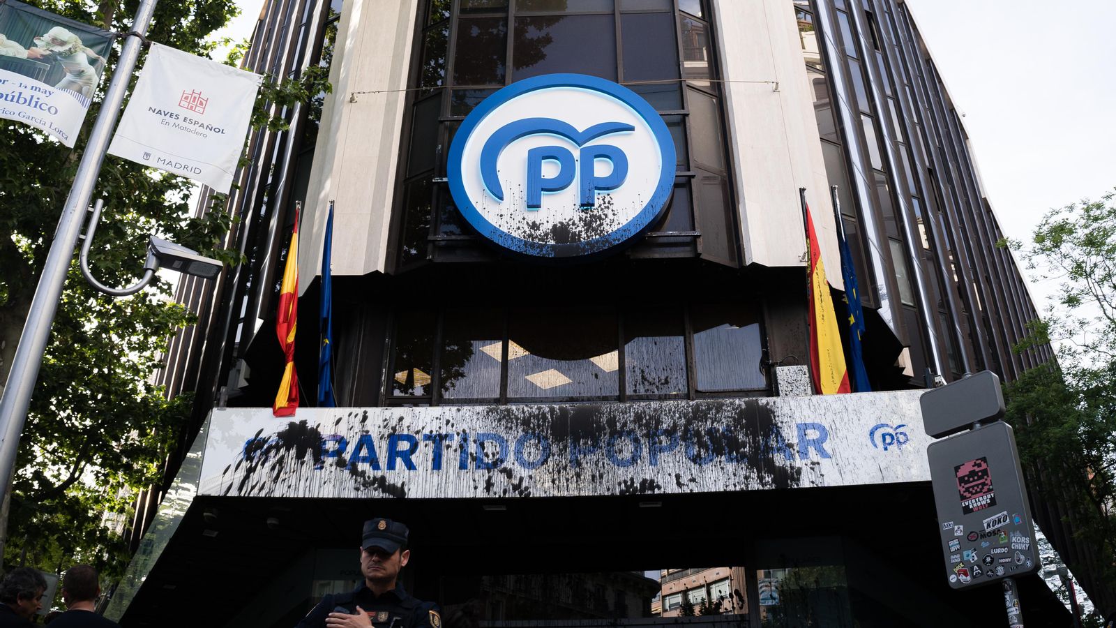 Agents de la Policia Nacional, davant de la seu del PP a Madrid Agents de la Policia Nacional, davant de la façana de la seu del PP a Madrid
