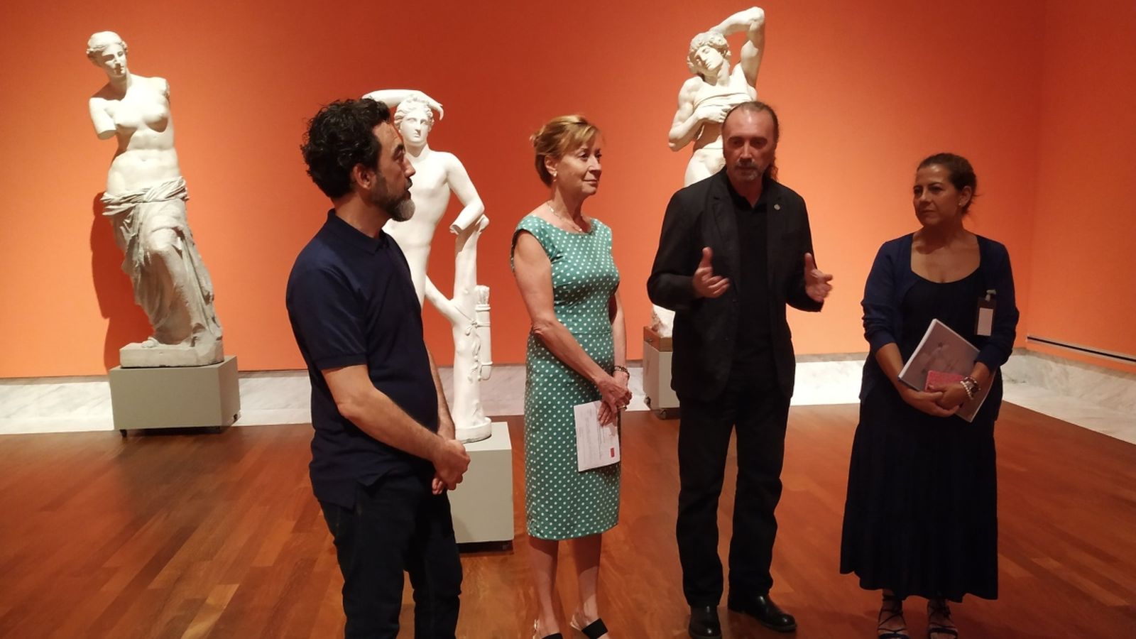 La gerent del Museu de Belles Arts, Adoración Rufino; el vicerector de la UP, José Luis Cueto, i els comissaris de l’exposició, Susana Martí i Ricardo Forriol