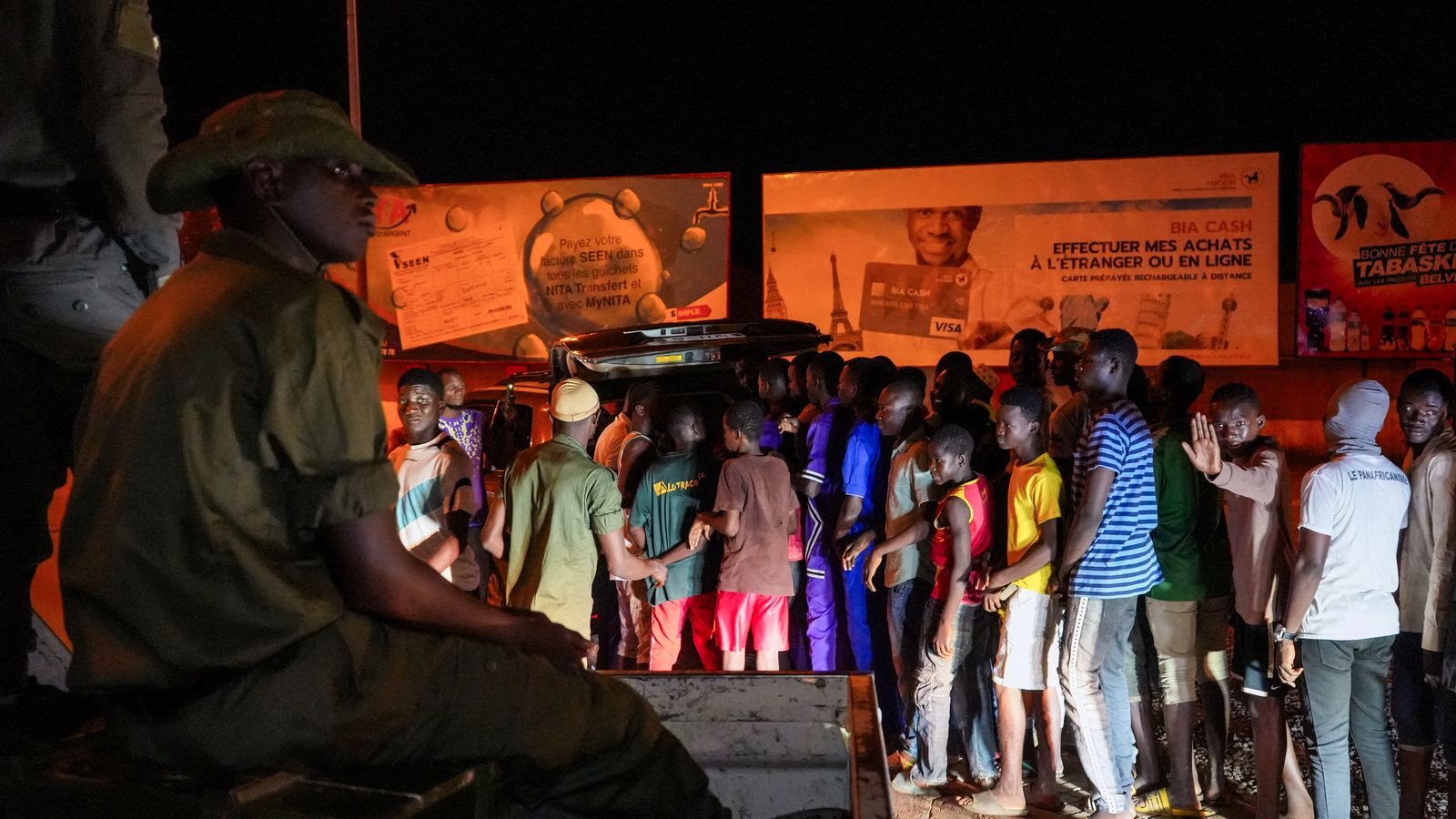 Partidaris dels colpistes participen en una manifestació prop d'una base aèria a Niamey, la capital de Níger
