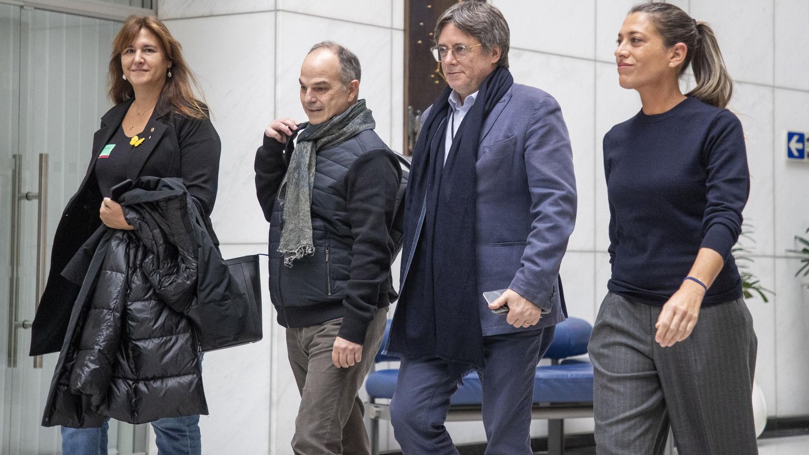 La a presidenta de Junts, Laura Borràs, el secretari general, Jordi Turull; l'expresident de la Generalitat, Carles Puigdemont, i la diputada Miriam Nogueras, a l'arribada al Parlament Europeu