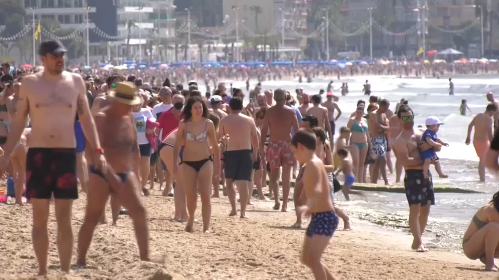 Platja de Benidorm plena de turistes aquesta Setmana Santa