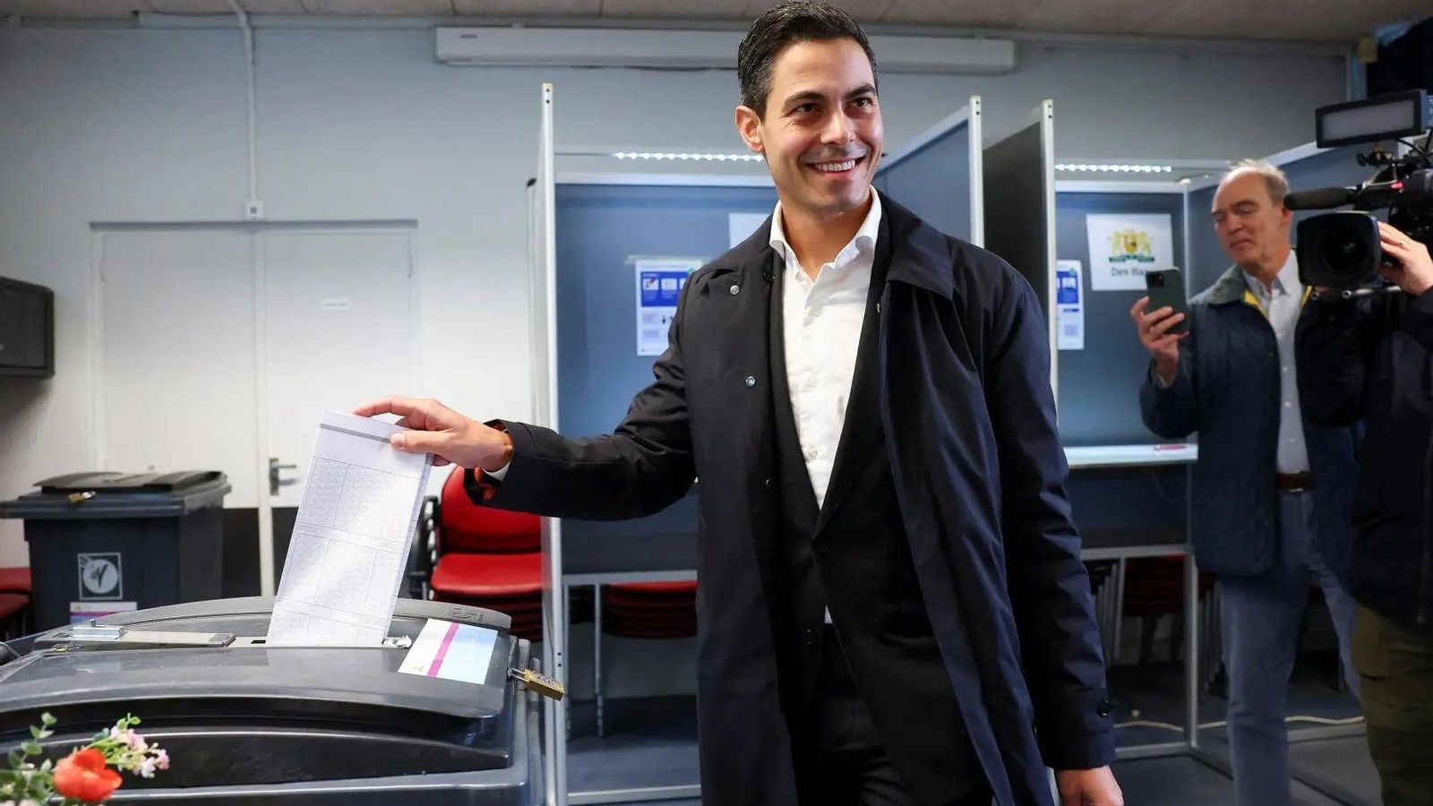 Rob Jetten, líder del partit Demòcrates 66 (D66), emet el seu vot en les eleccions d'este dimecres en Països Baixos