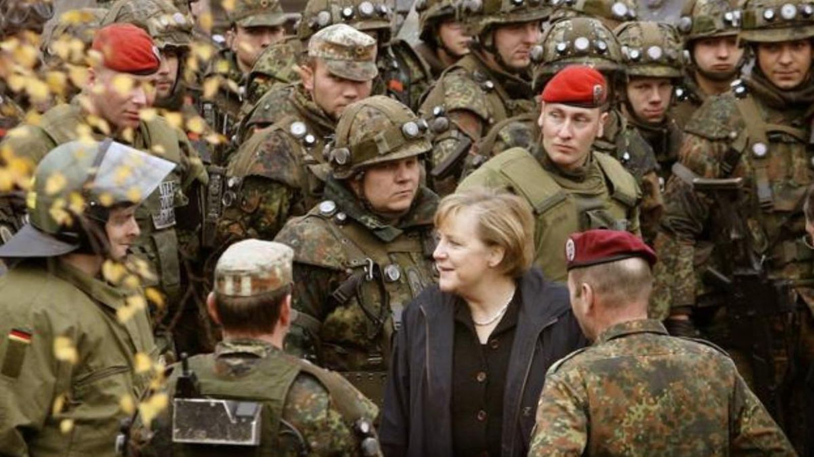 La cancellera d'Alemanya, Angela Merkel, parla amb un grup de soldats alemanys en una imatge d'arxiu