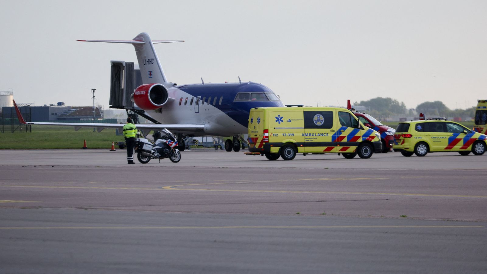 L'avió medicalitzat que traslladava les dos persones contagides d'hantavirus sobre la pista de l'aeroport canari